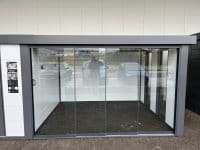 Telluria Glasschiebewände für Gartenhaus Lounge