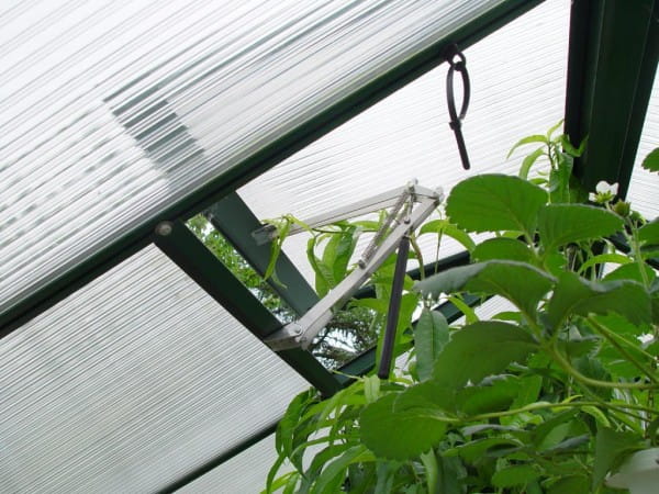 Der Univent Gewächshaus Fensteröffner öffnet und schließt das Dachfenster automatisch